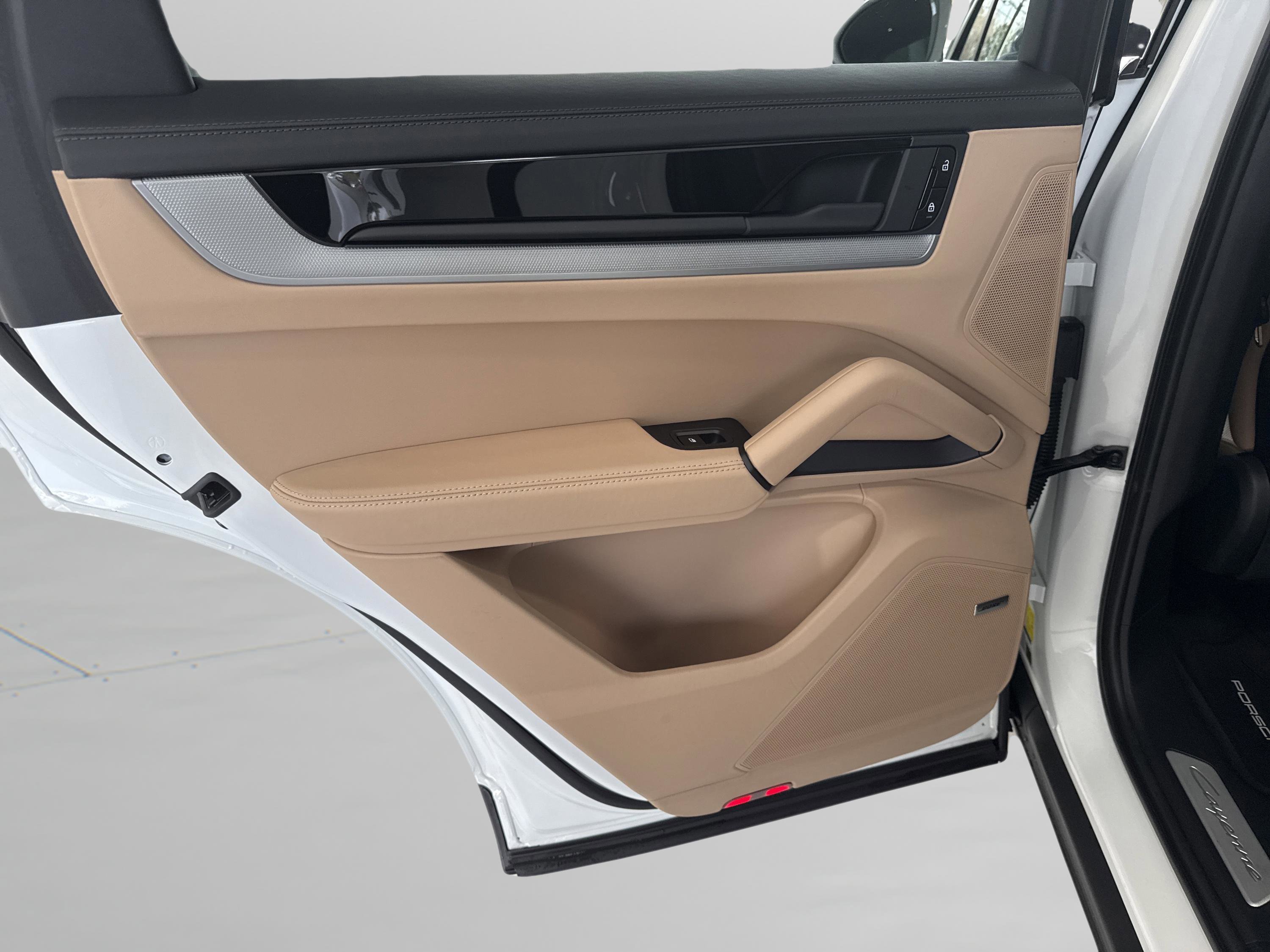 Used 2024 Porsche Cayenne image 31