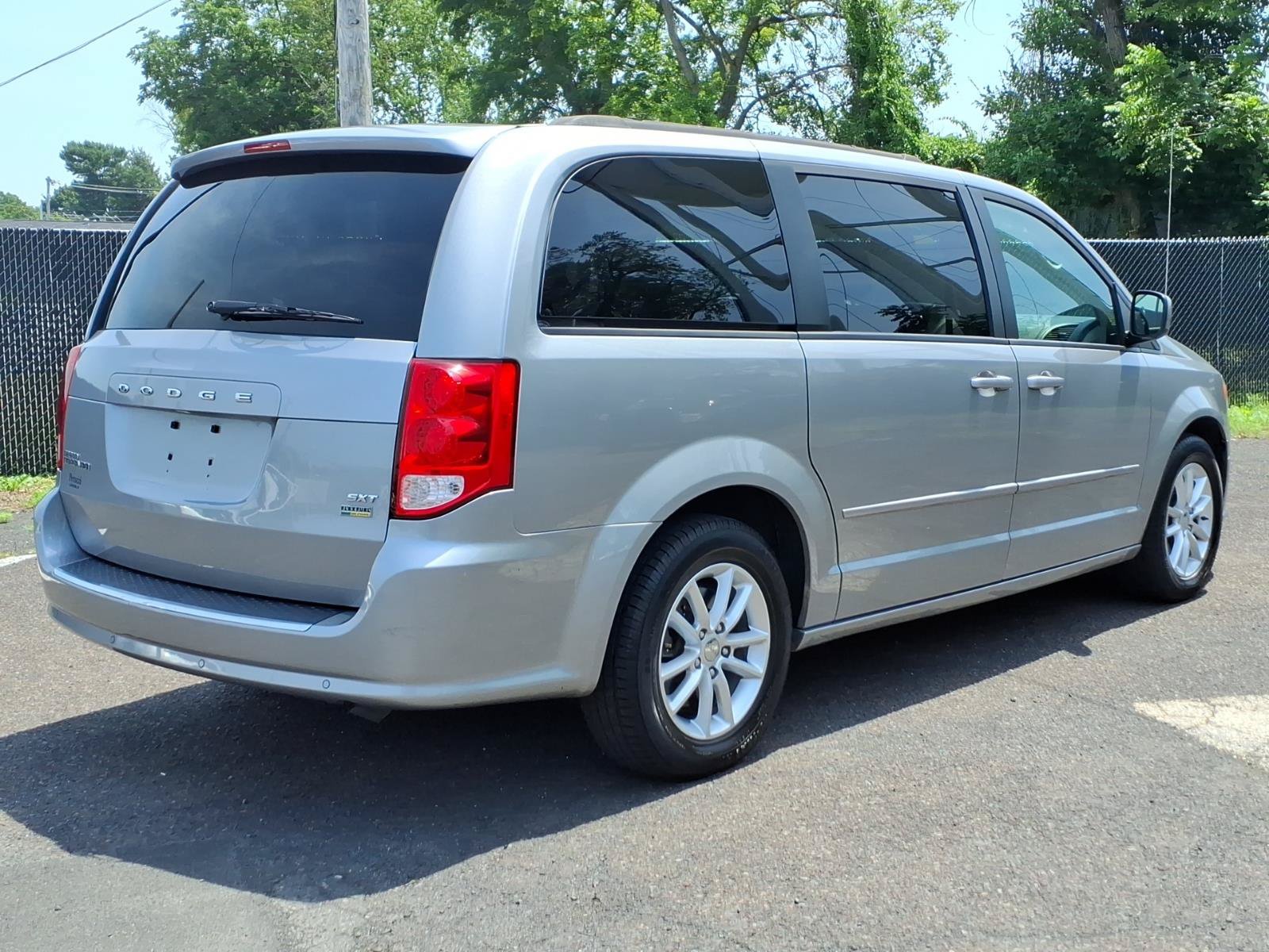 Used 2016 Dodge Grand Caravan SXT w/ Rear Park Assist Package FWD image 3