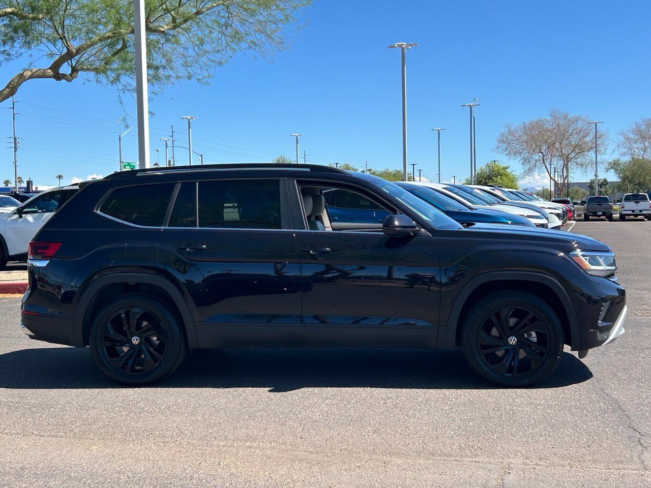 Used 2023 Volkswagen Atlas SE w/ Black Wheel Package AWD/4WD image 7