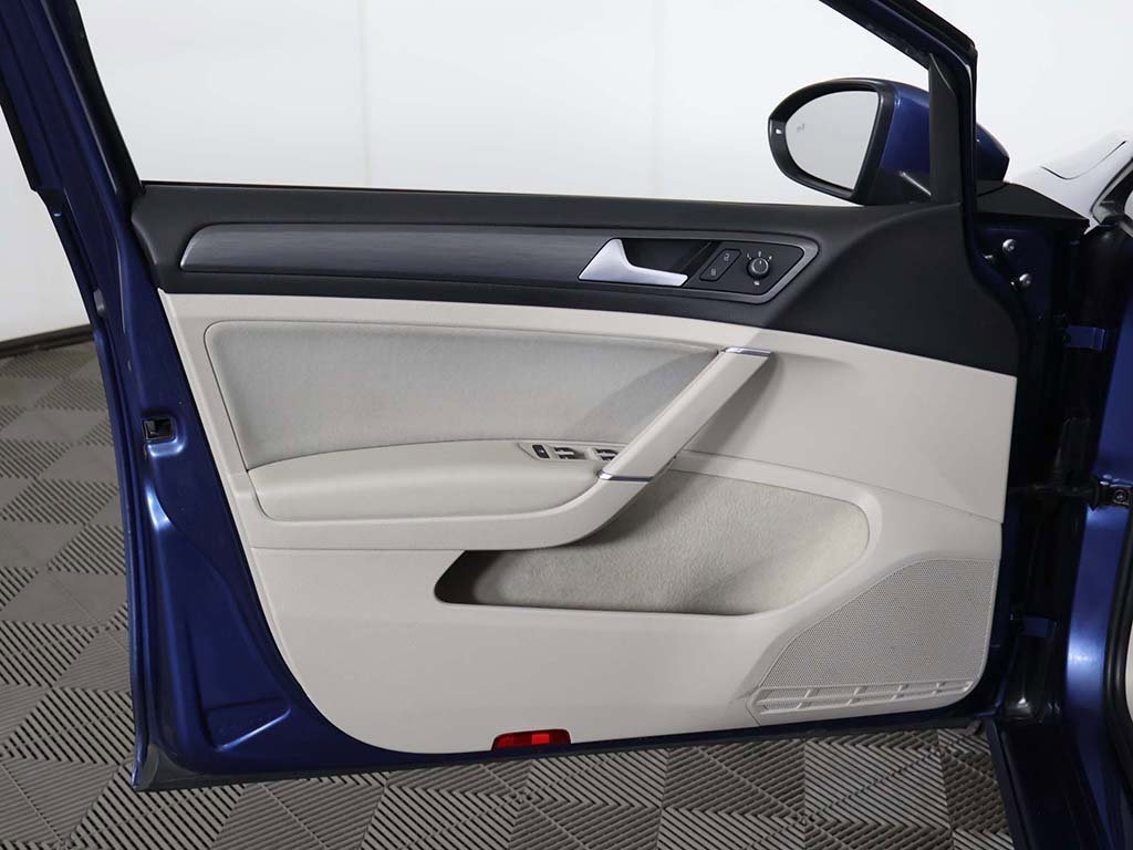 Used 2019 Volkswagen Golf S image 19