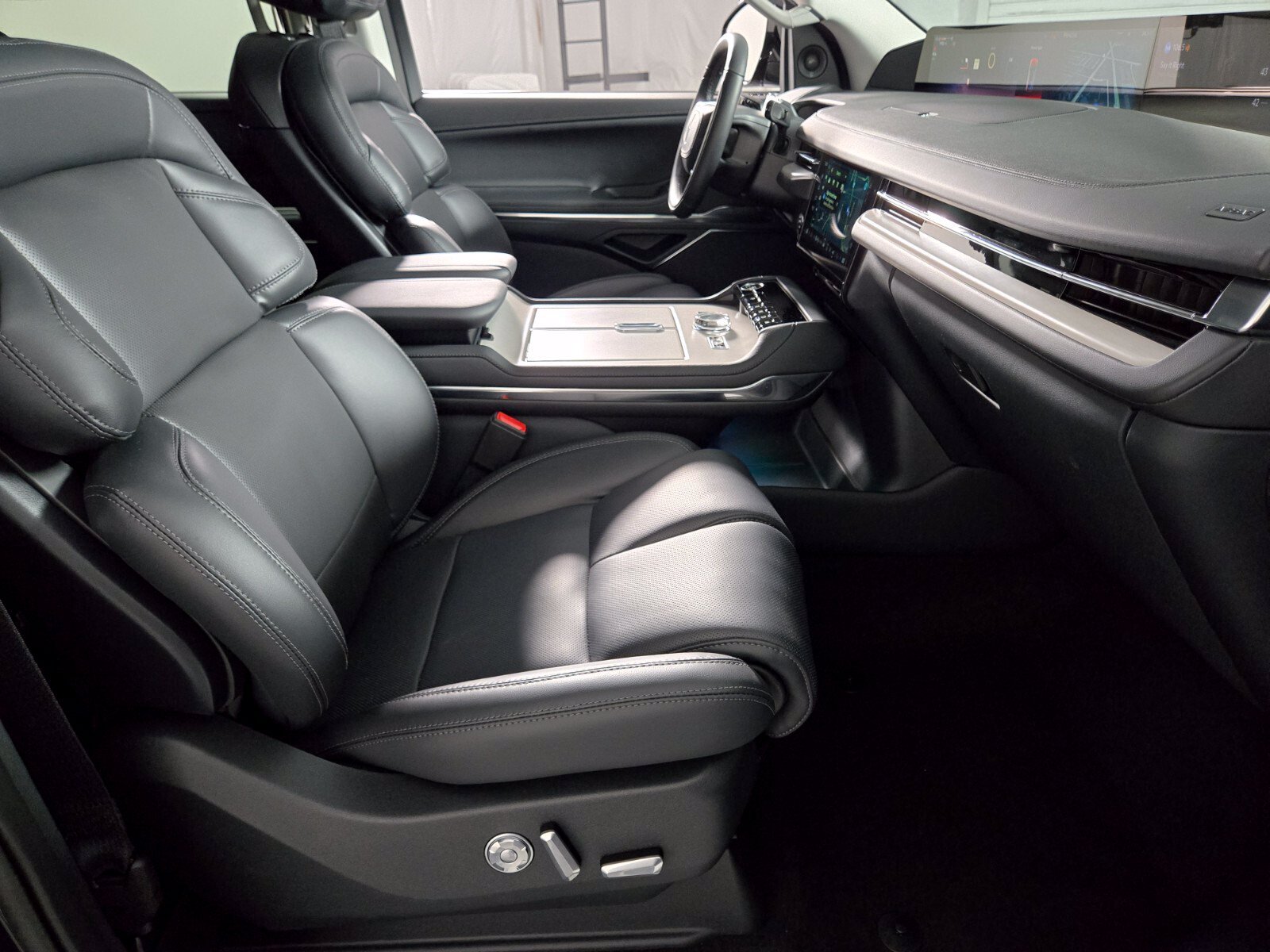 New 2026 Lincoln Navigator Premiere AWD/4WD image 19