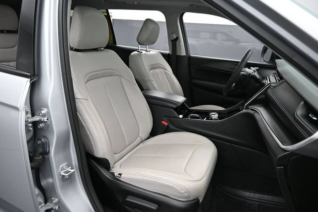 Used 2023 Jeep Grand Cherokee L Laredo w/ Luxury Tech Group I AWD/4WD image 30