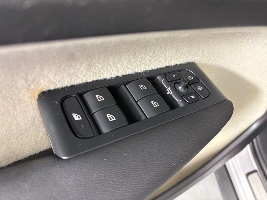 Used 2023 Volvo XC40 B5 Plus w/ Protection Package image 15
