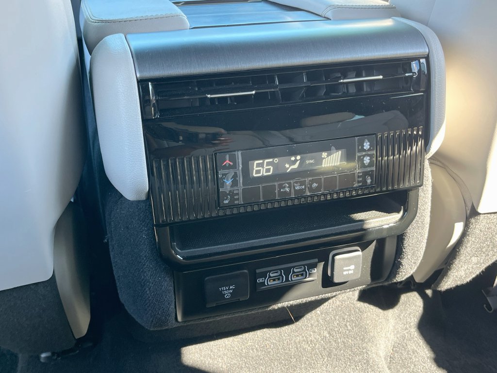 Used 2025 Jeep Wagoneer Series II w/ Convenience Group I AWD/4WD image 26