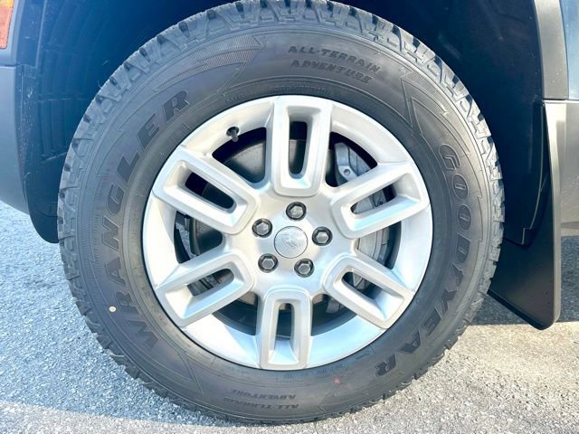 New 2025 Land Rover Defender 90 S image 10