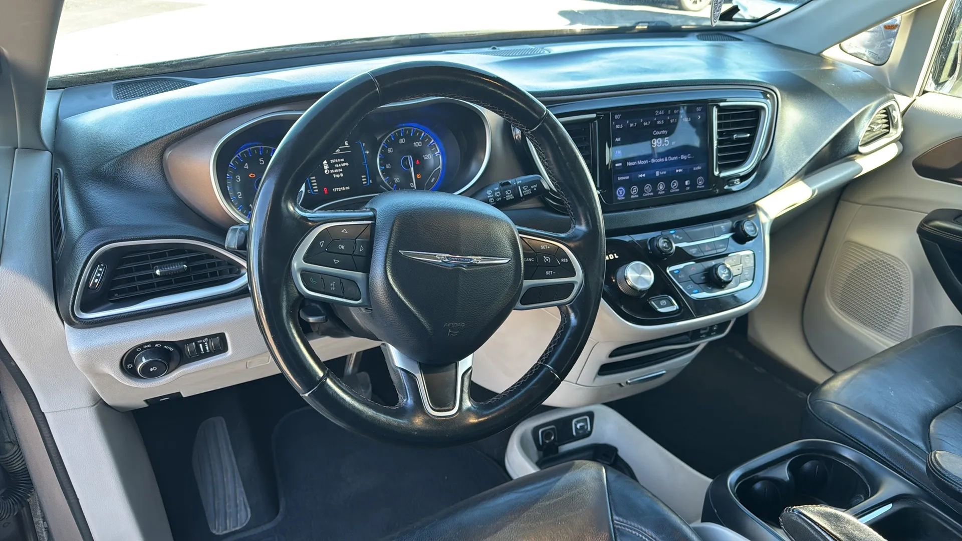 Used 2017 Chrysler Pacifica Touring-L image 36