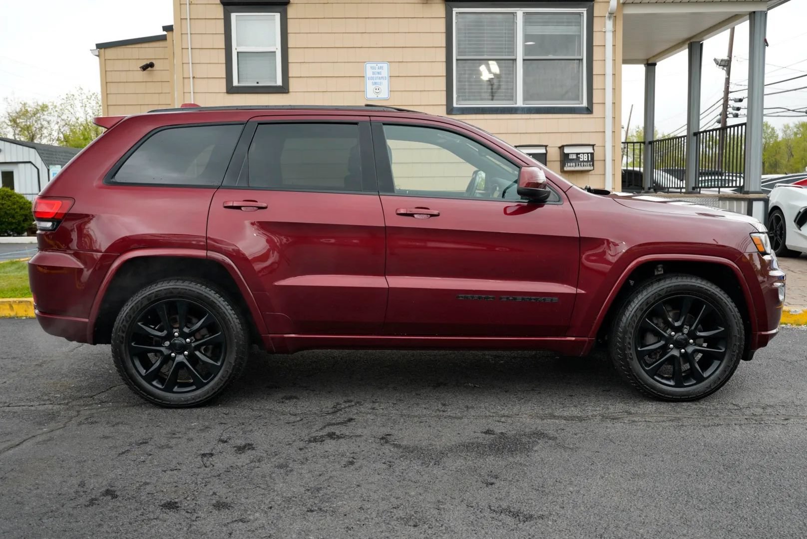 Used 2019 Jeep Grand Cherokee Altitude AWD/4WD image 4