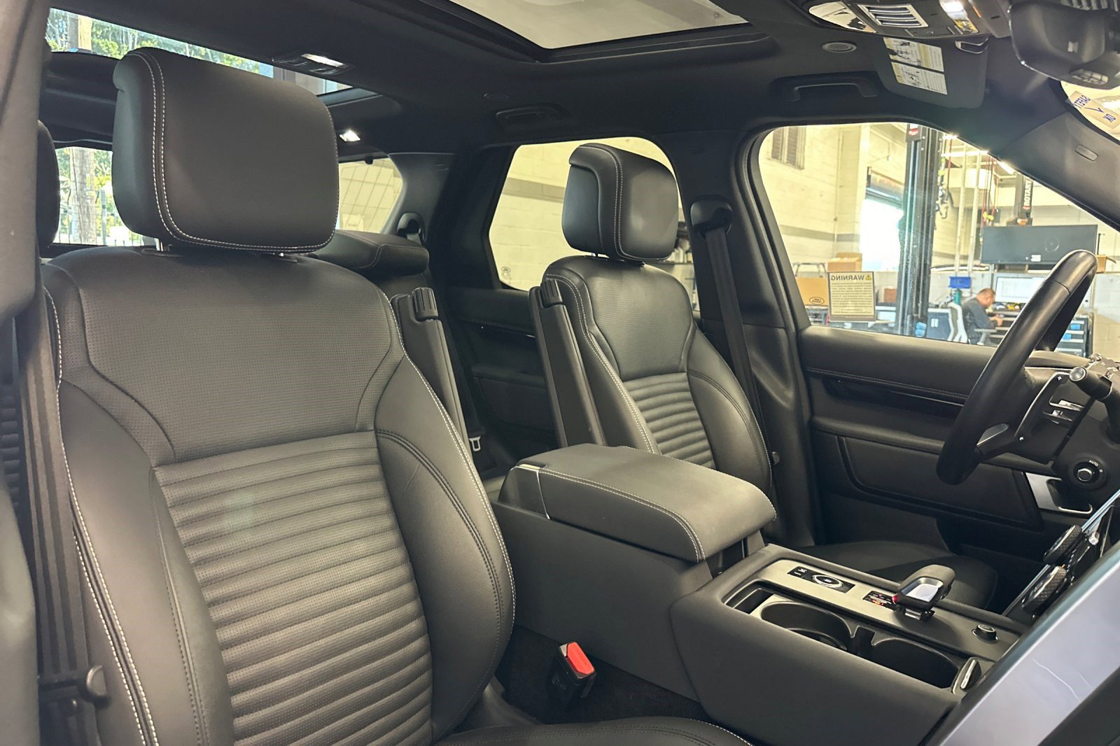 Used 2023 Land Rover Discovery S R-Dynamic image 31