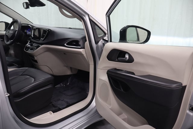 Used 2024 Chrysler Pacifica Touring-L image 14