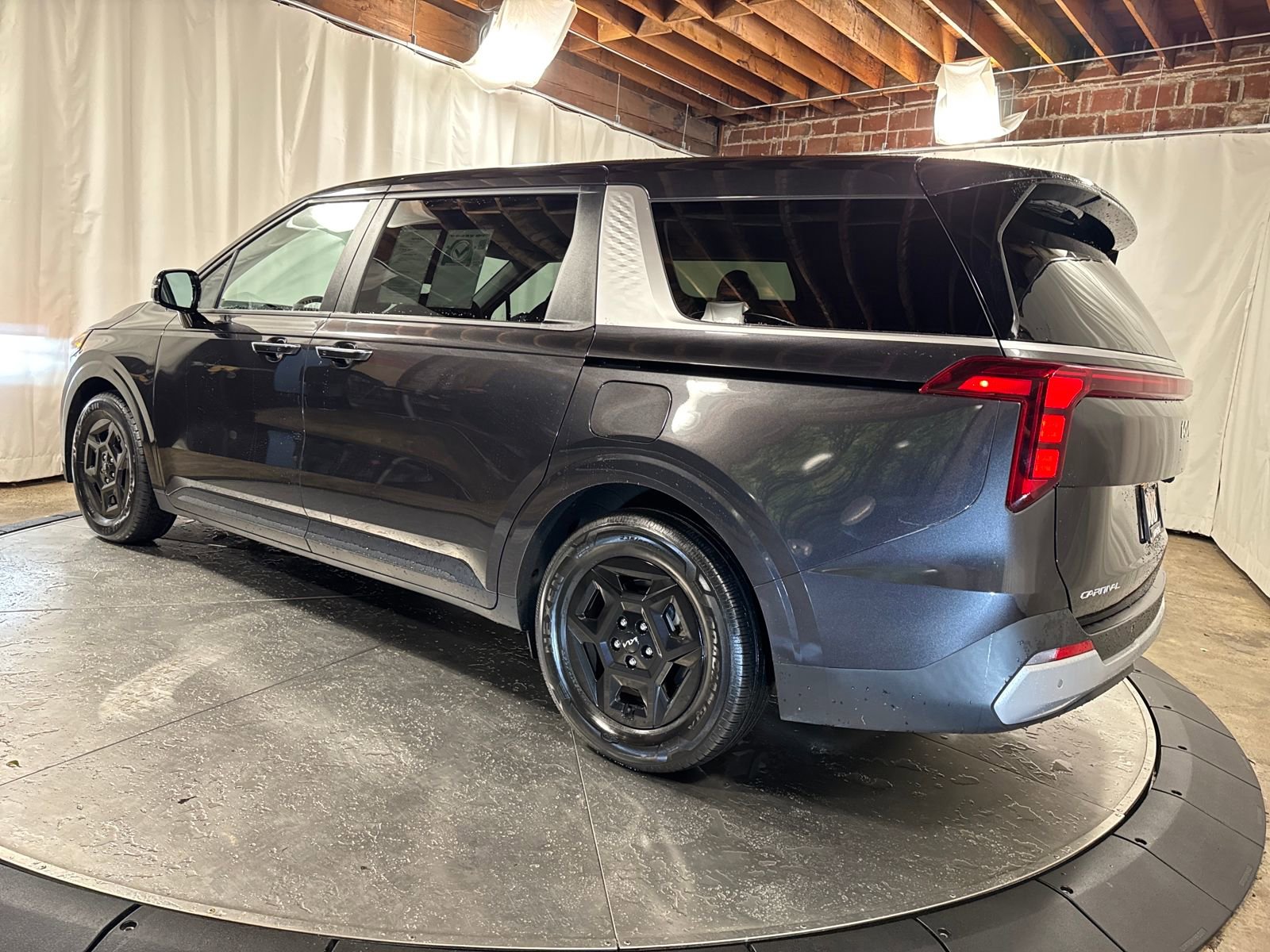 Used 2025 Kia Carnival FWD image 7