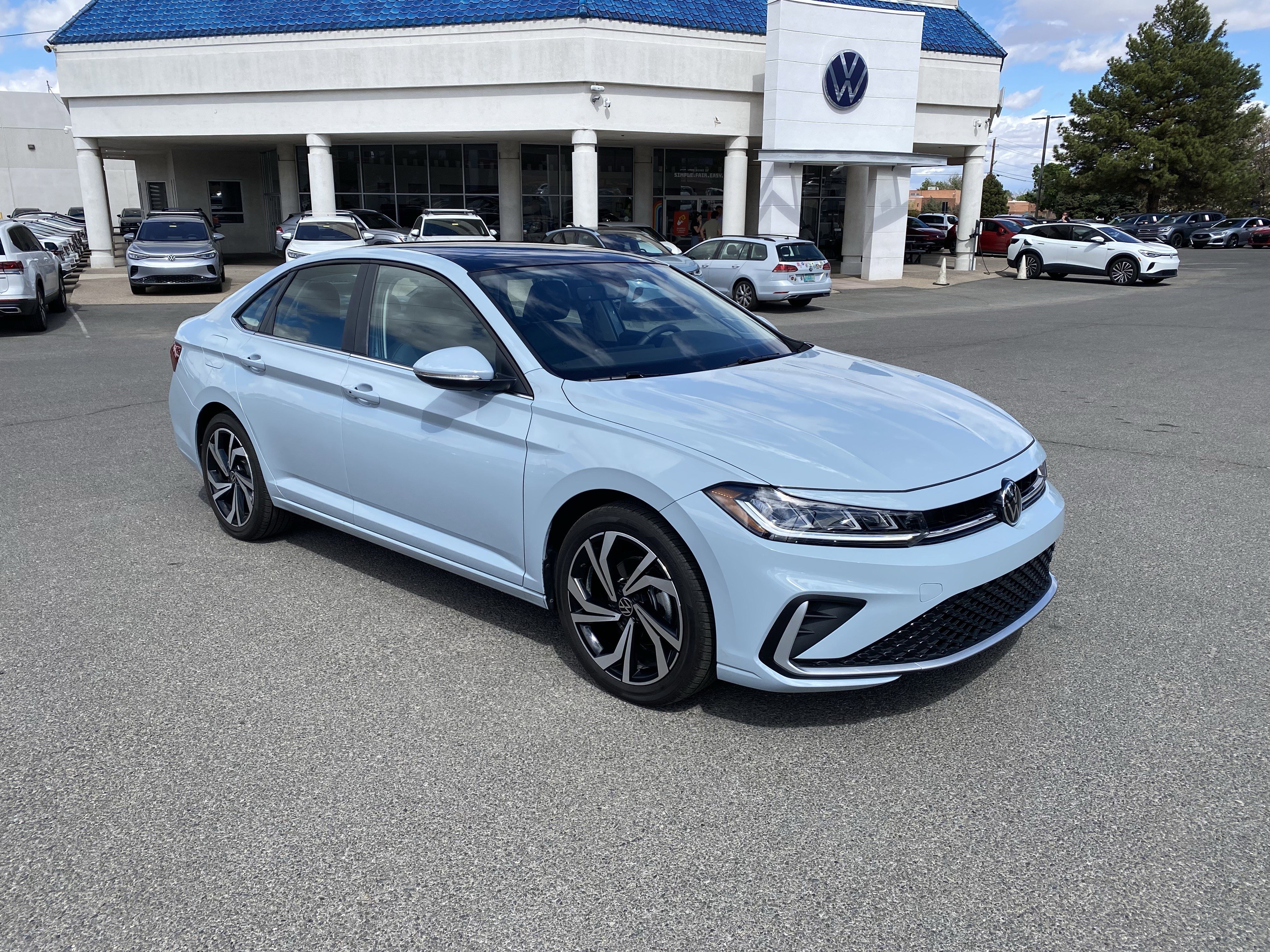 Certified 2025 Volkswagen Jetta SEL image 2