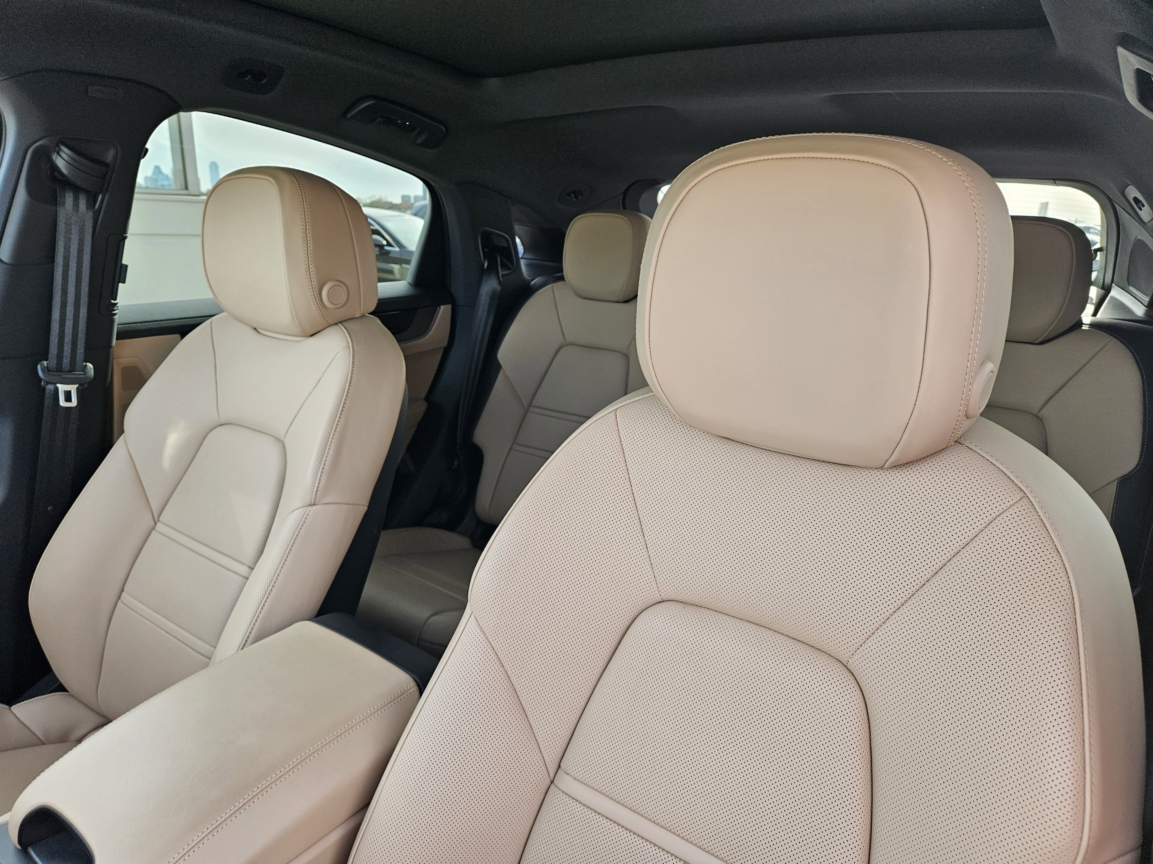 Certified 2025 Porsche Cayenne S image 6