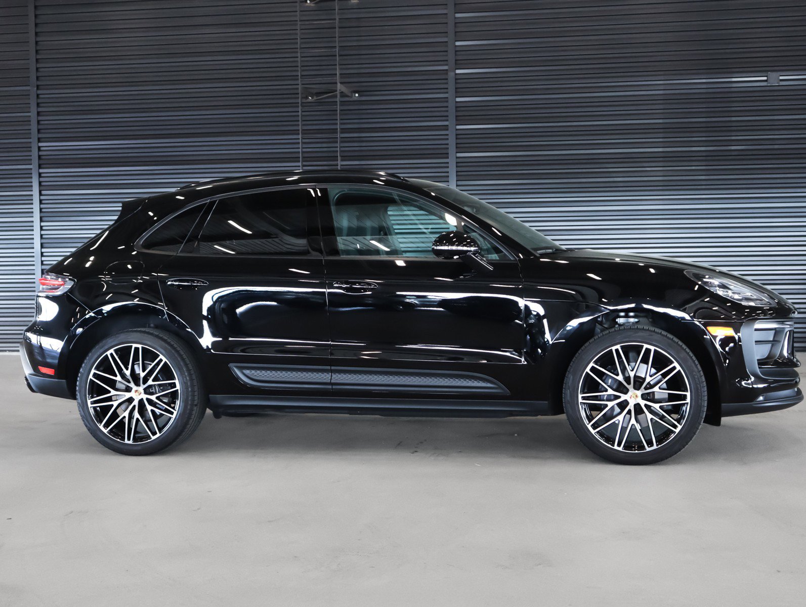 Certified 2025 Porsche Macan image 11