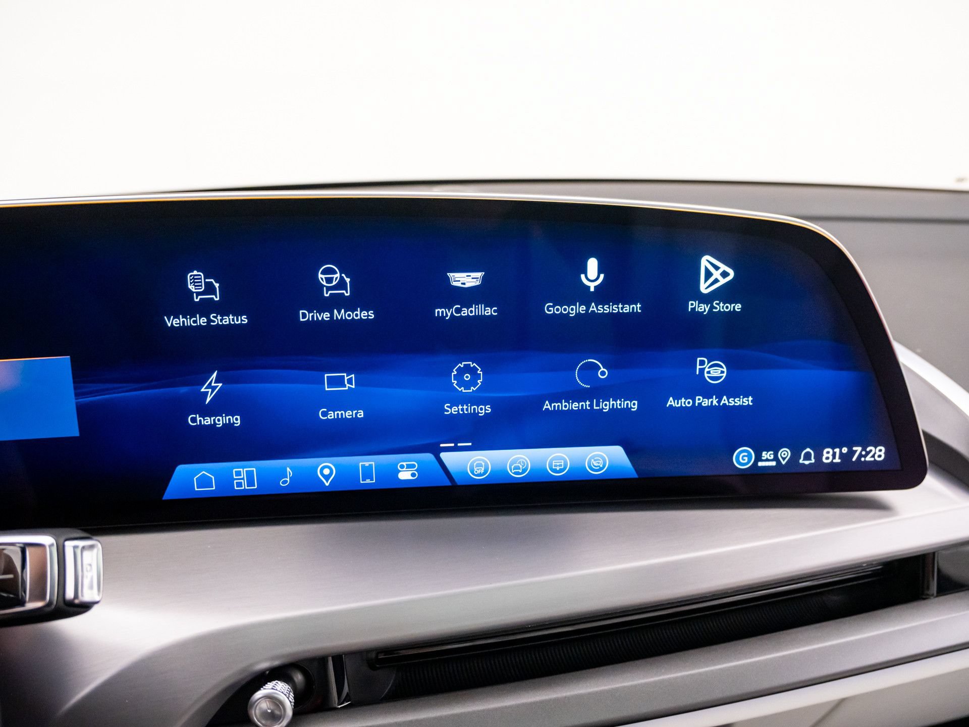 New 2027 Cadillac Vistiq Luxury w/ LPO, Floor Liner Package AWD/4WD image 21