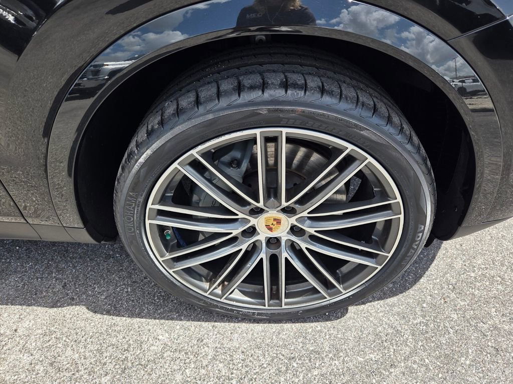 Used 2023 Porsche Cayenne S Platinum AWD/4WD image 17