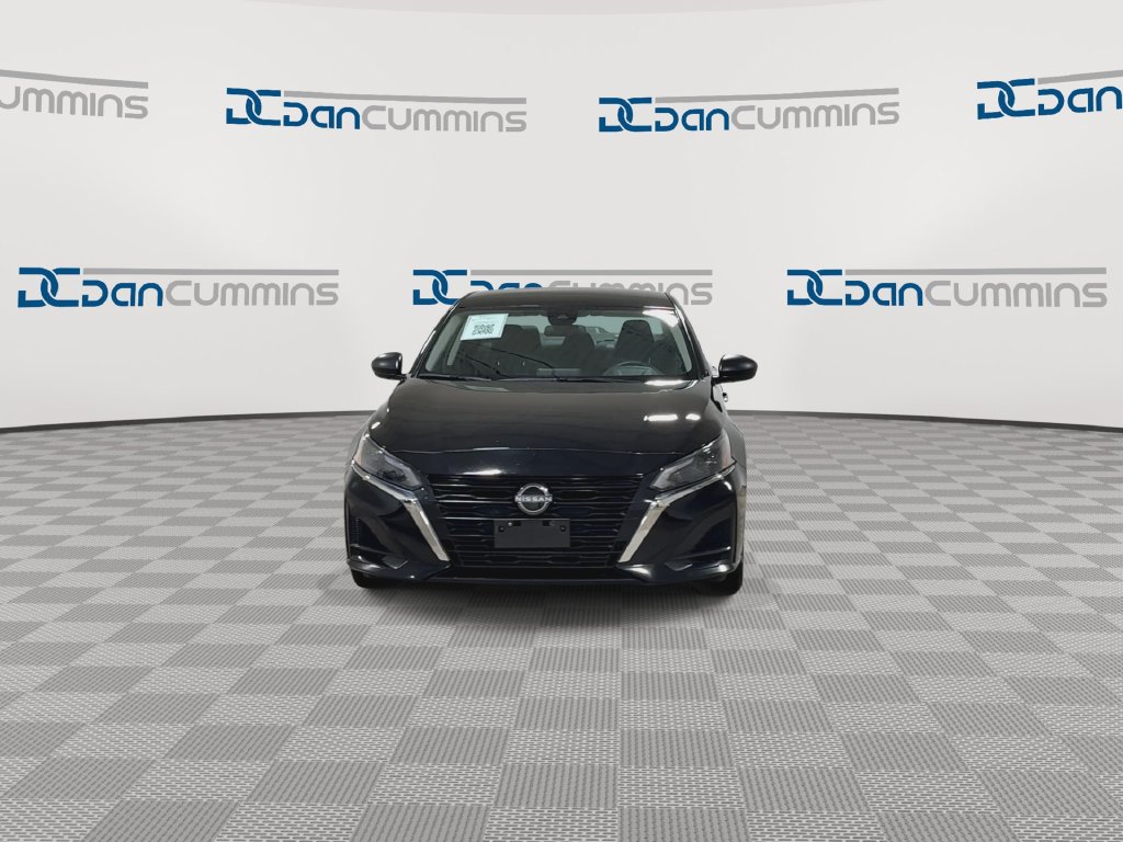Used 2025 Nissan Altima 2.5 SV FWD image 3