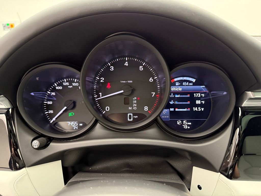 Certified 2025 Porsche Macan image 11