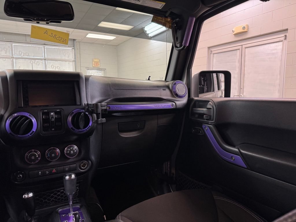 Used 2018 Jeep Wrangler Unlimited Sahara AWD/4WD image 17