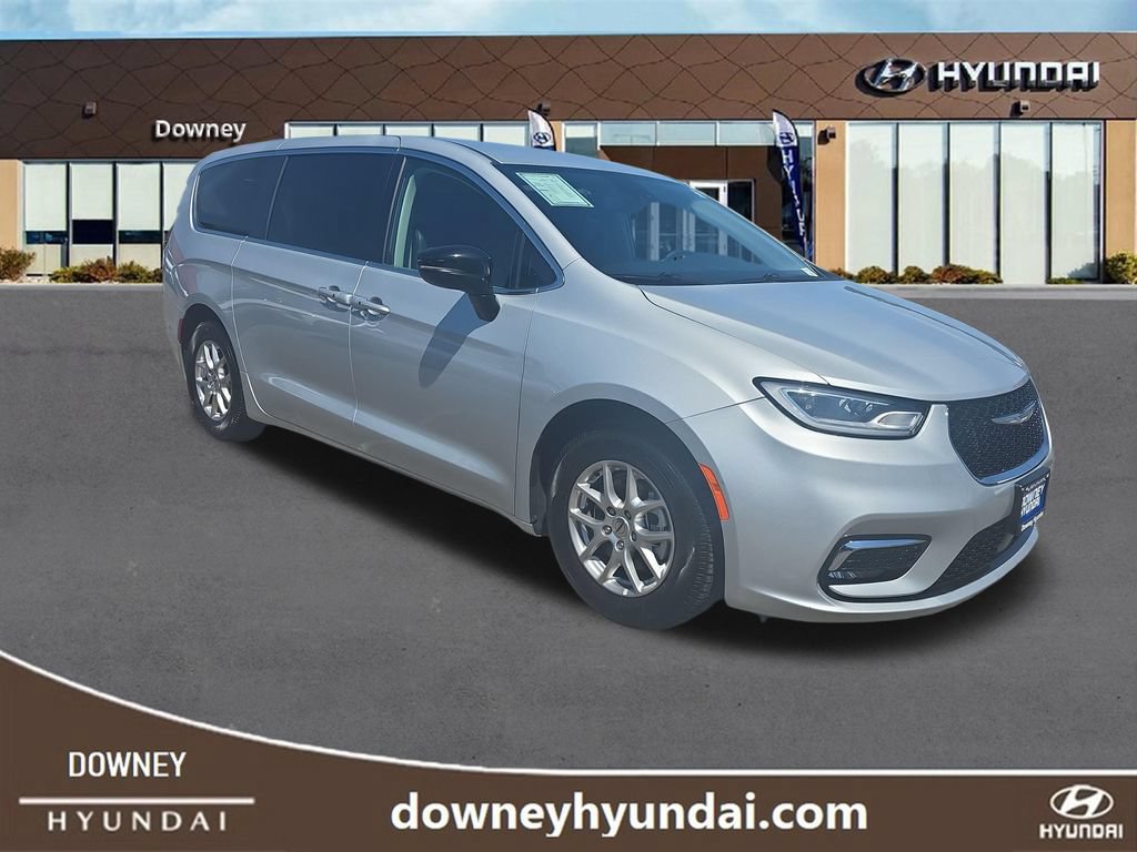 Used 2024 Chrysler Pacifica Touring-L FWD image 7