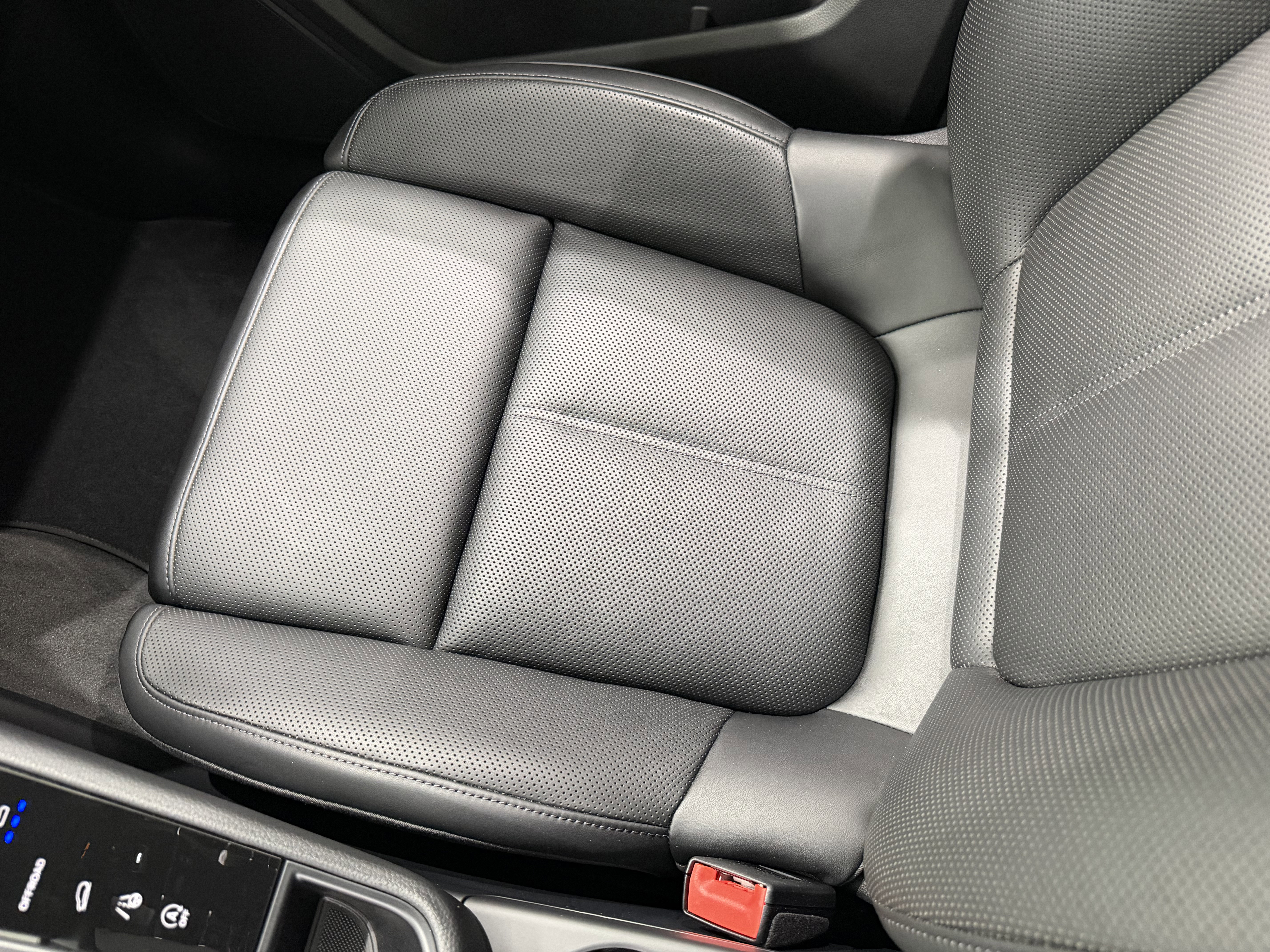 Certified 2025 Porsche Macan AWD/4WD image 55