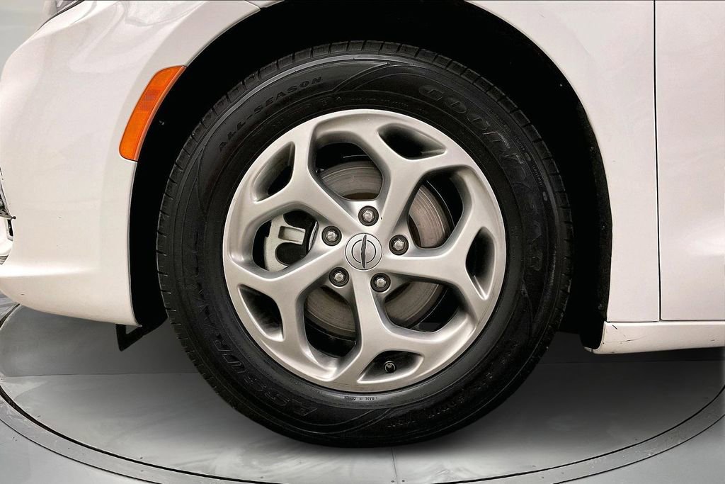Used 2023 Chrysler Pacifica Limited FWD image 10