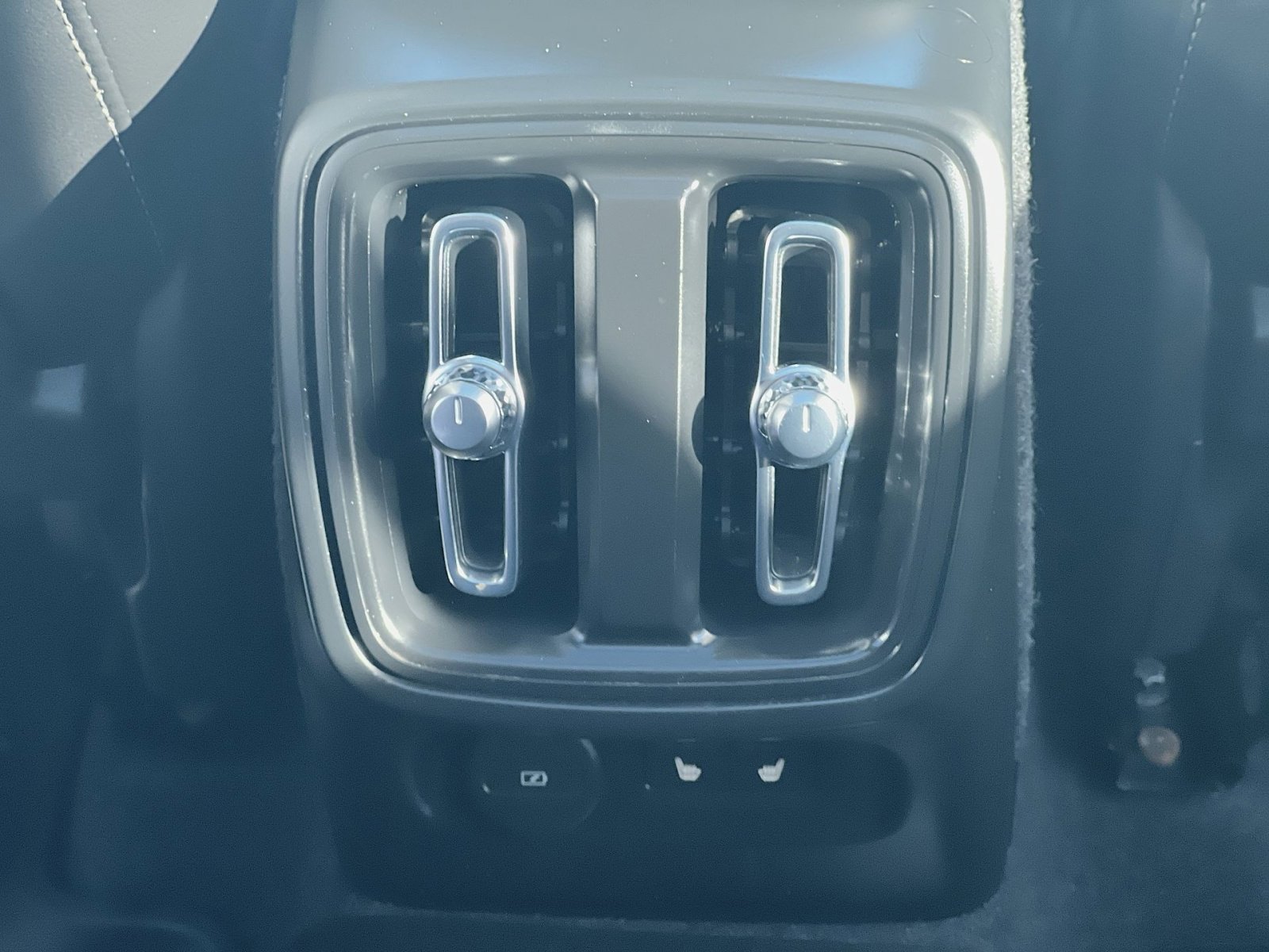 Certified 2024 Volvo XC40 B5 Plus w/ Protection Package Premier image 20