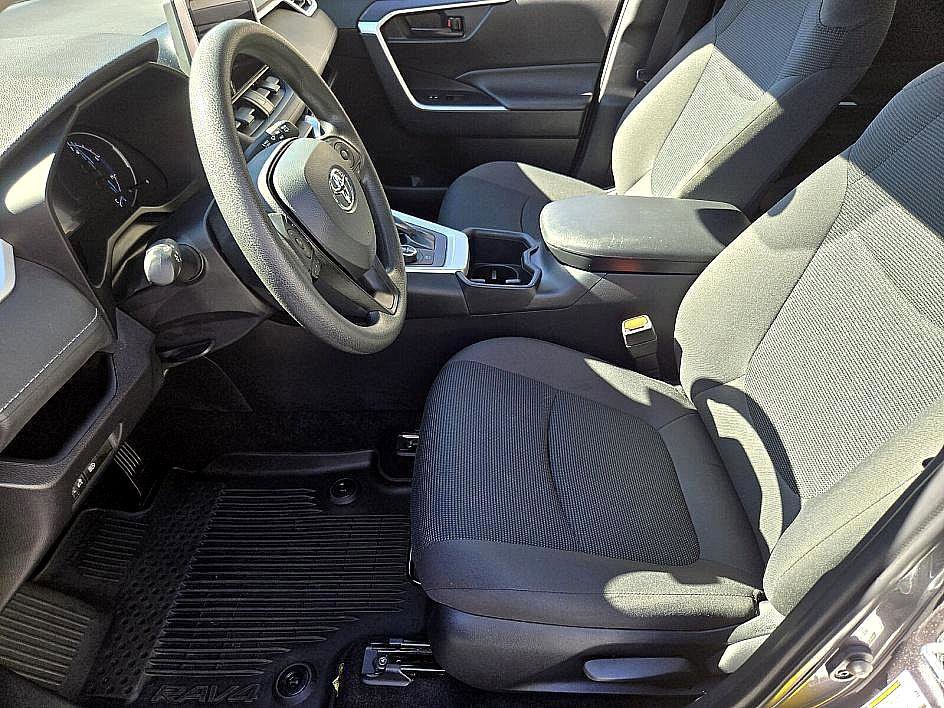 Used 2025 Toyota RAV4 LE image 9