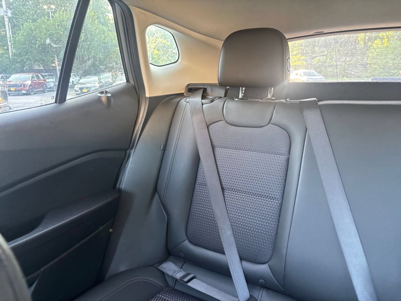 Used 2025 Chevrolet Trax LT FWD image 39