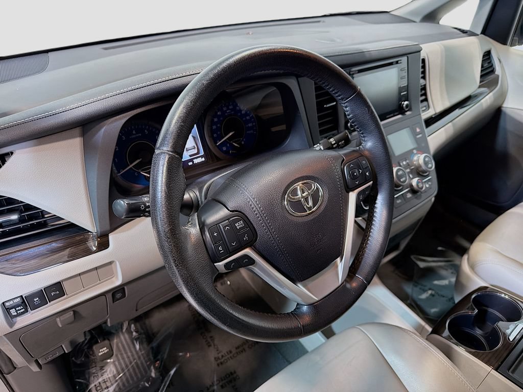 Used 2020 Toyota Sienna XLE w/ XLE Navigation Package AWD/4WD image 11