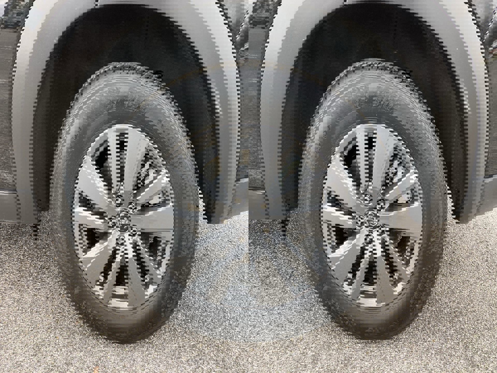 Used 2025 Nissan Pathfinder SV image 19