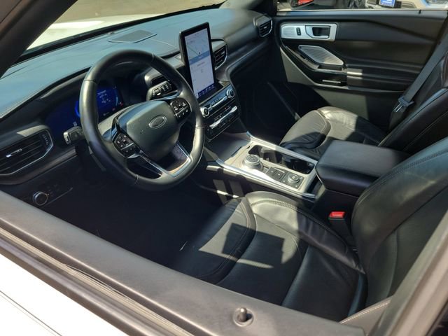 Certified 2023 Ford Explorer Platinum w/ Technology Package AWD/4WD image 3