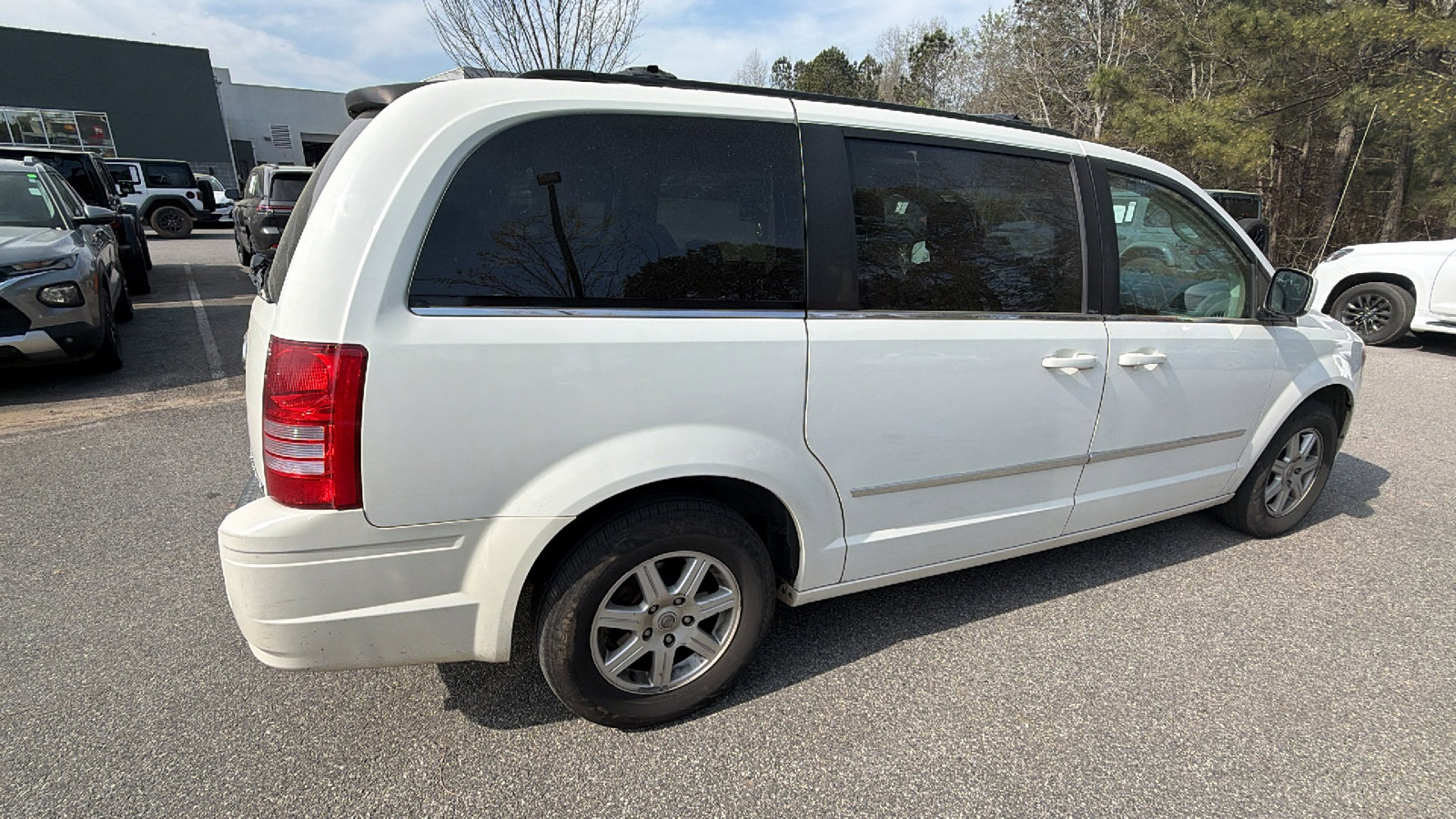 Used 2010 Chrysler Town & Country Touring image 8