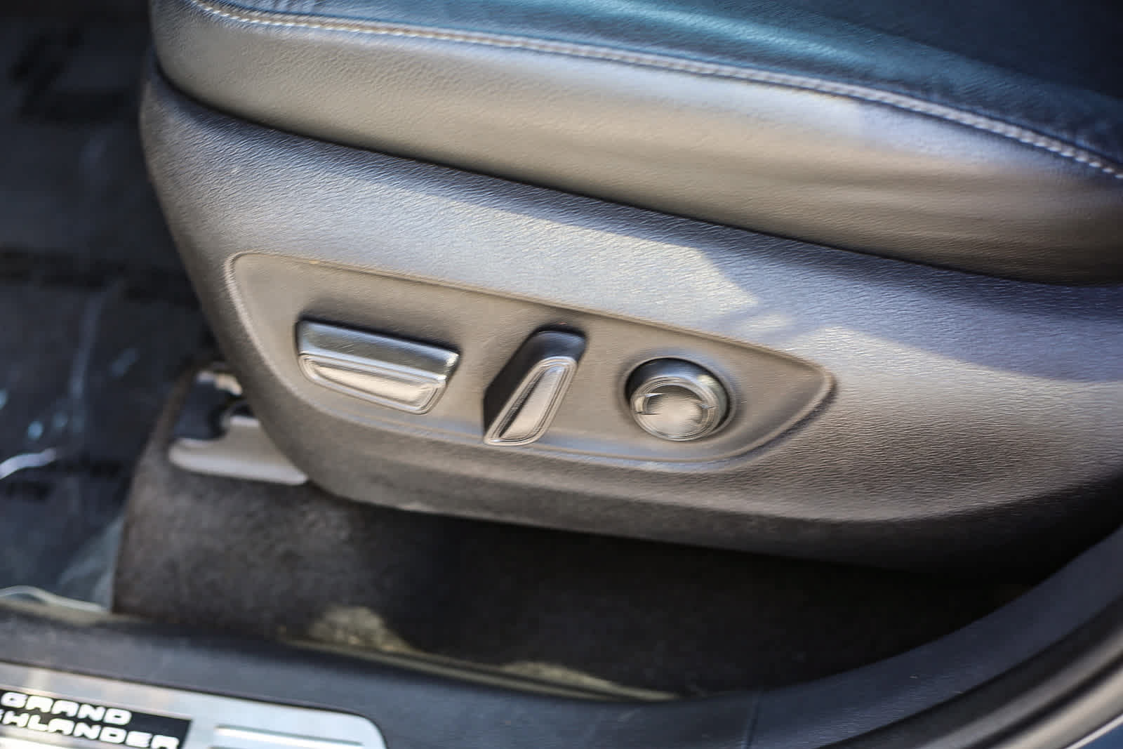 Used 2024 Toyota Grand Highlander AWD image 19
