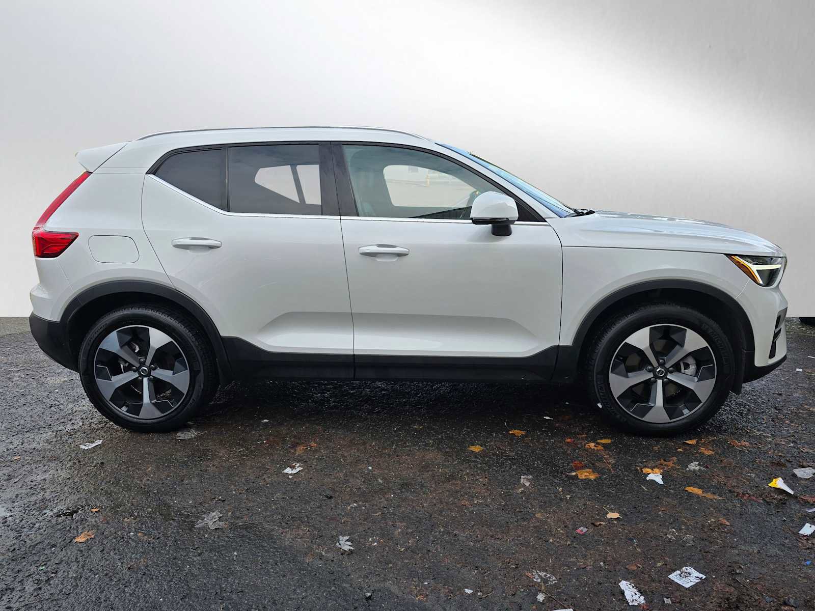 Used 2025 Volvo XC40 B5 Core w/ Protection Package Premier image 2