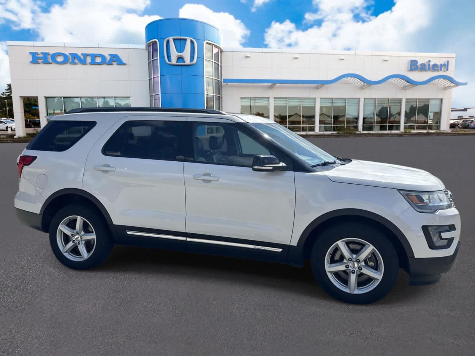 Used 2016 Ford Explorer XLT w/ Equipment Group 202A AWD/4WD image 6