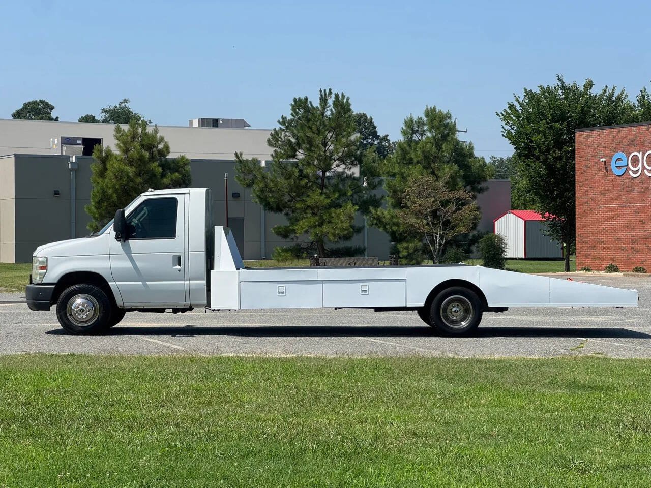 Used 2011 Ford E-450 and Econoline 450 Super Duty RWD image 2