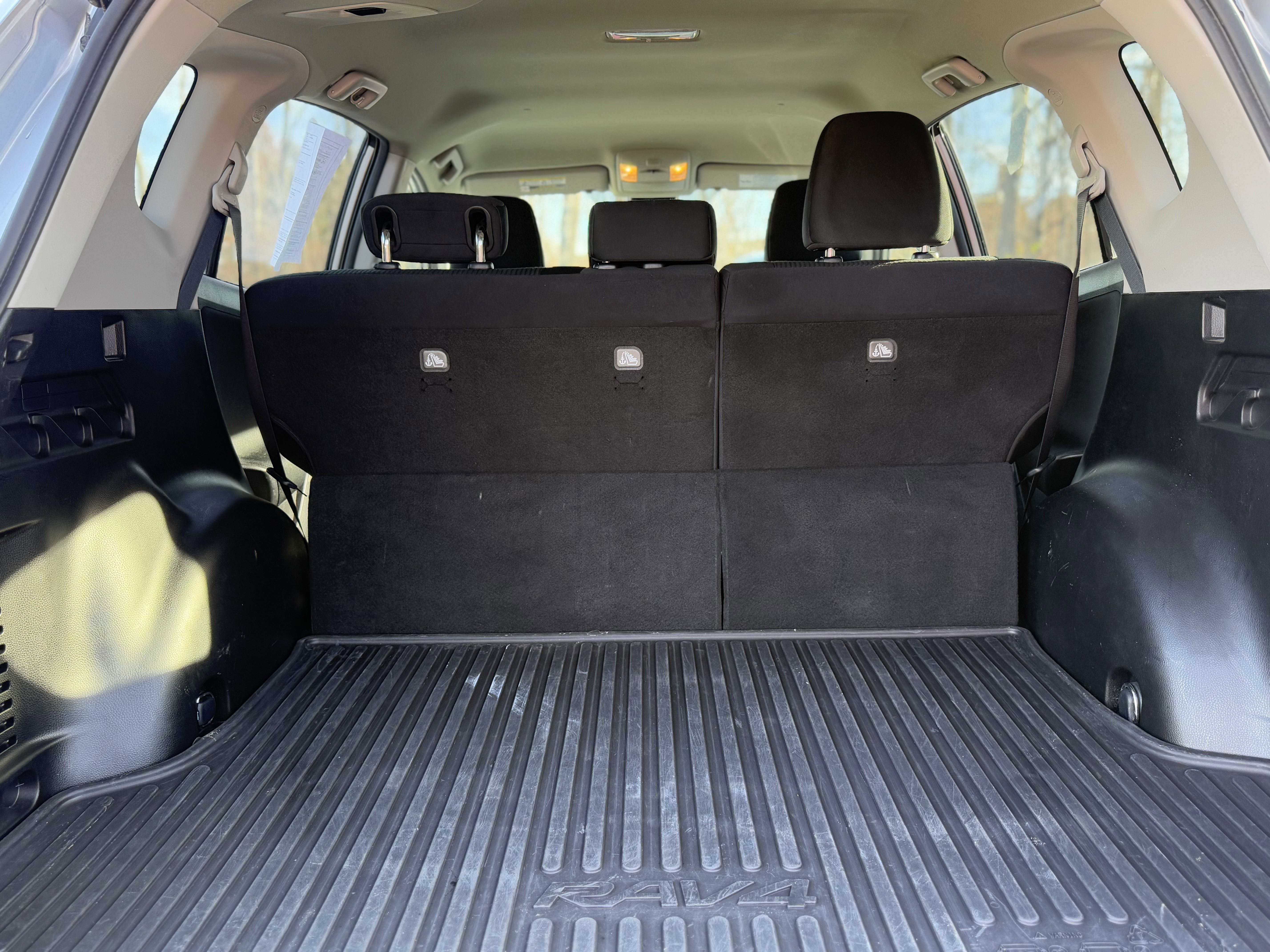 Used 2018 Toyota RAV4 LE image 29