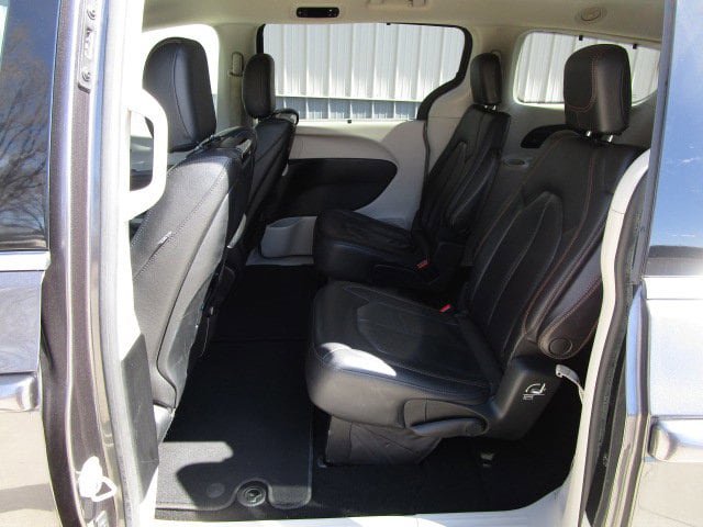 Used 2019 Chrysler Pacifica Touring-L Plus w/ Advanced Safetytec Group FWD image 11