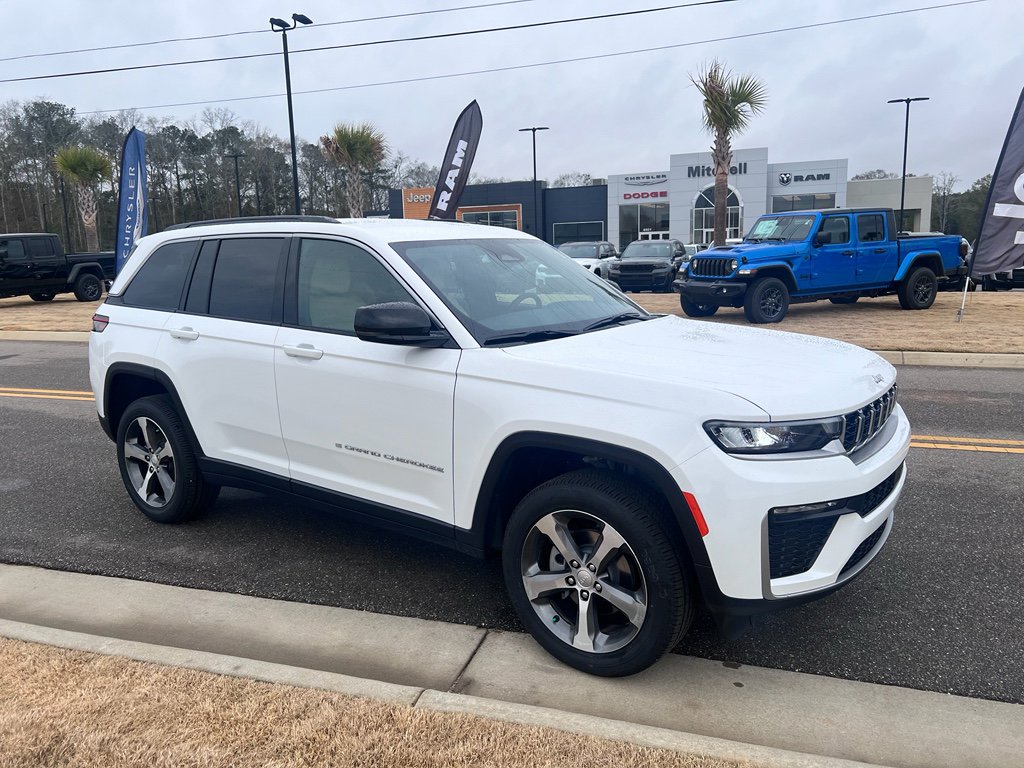 New 2026 Jeep Grand Cherokee Limited w/ Trailer Tow Package AWD/4WD image 4