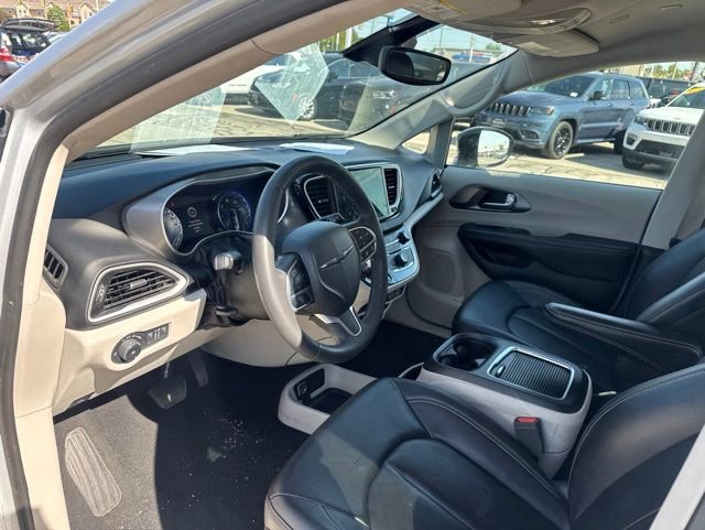 Used 2024 Chrysler Pacifica Touring-L FWD image 9