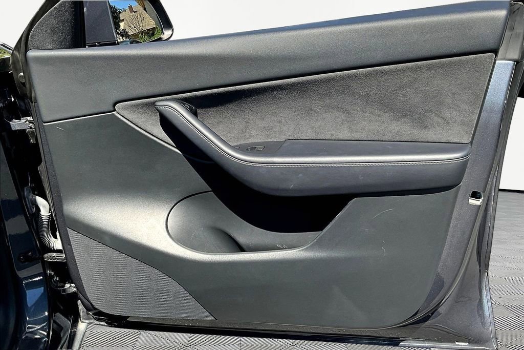 Used 2022 Tesla Model Y Long Range image 27