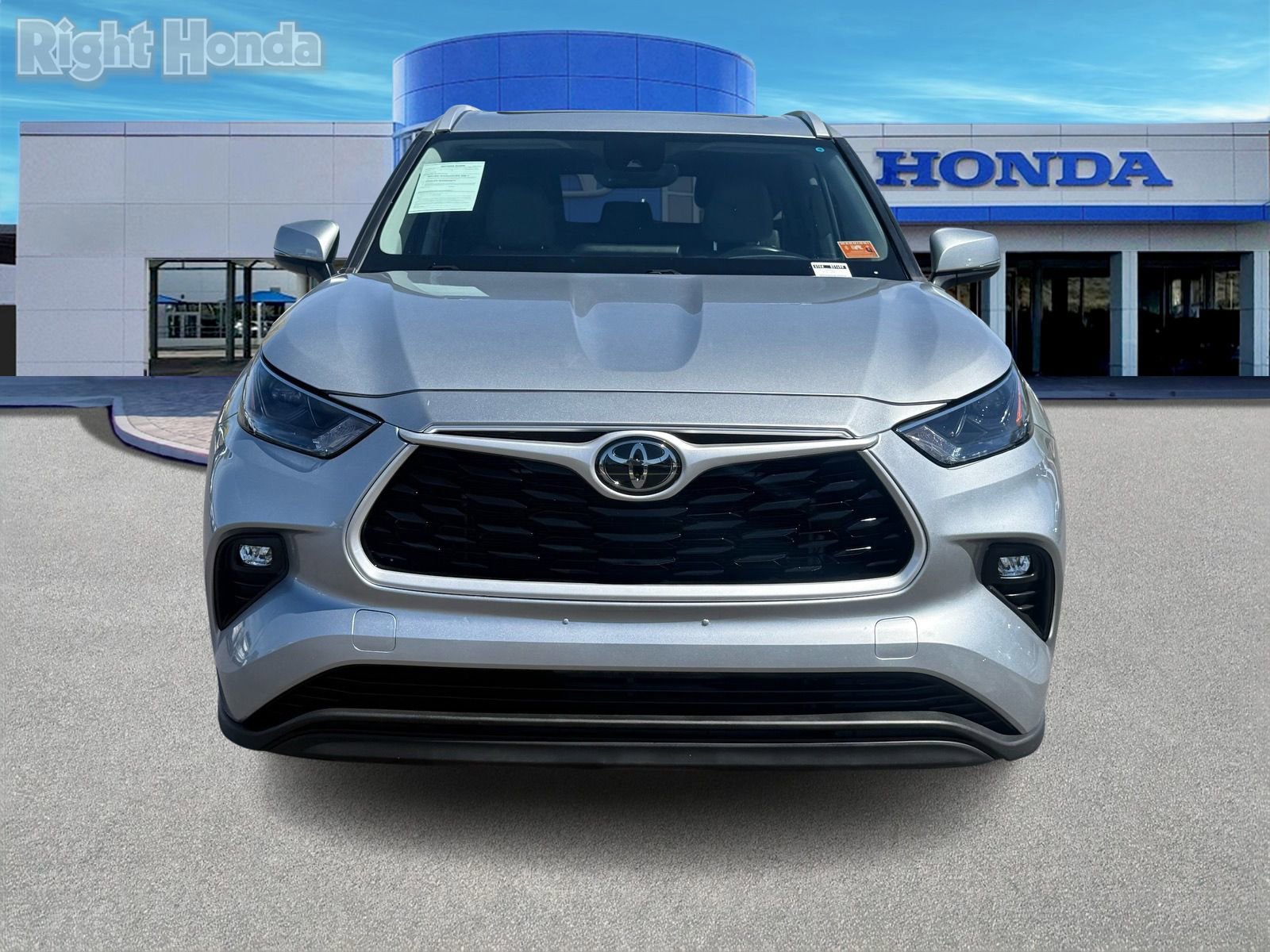 Used 2023 Toyota Highlander XLE image 5