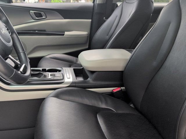 Used 2024 Kia Carnival LX image 24