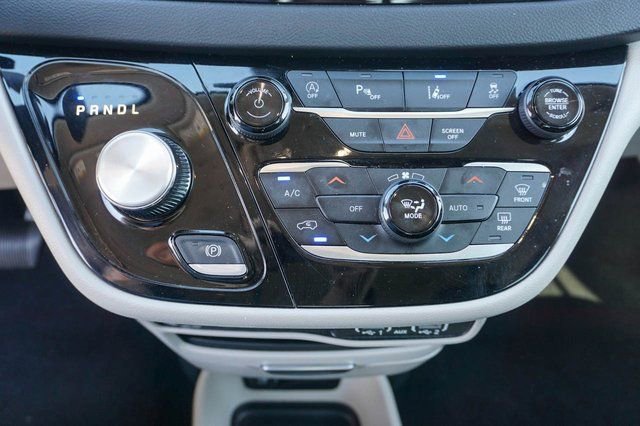 Used 2024 Chrysler Pacifica Touring-L image 18