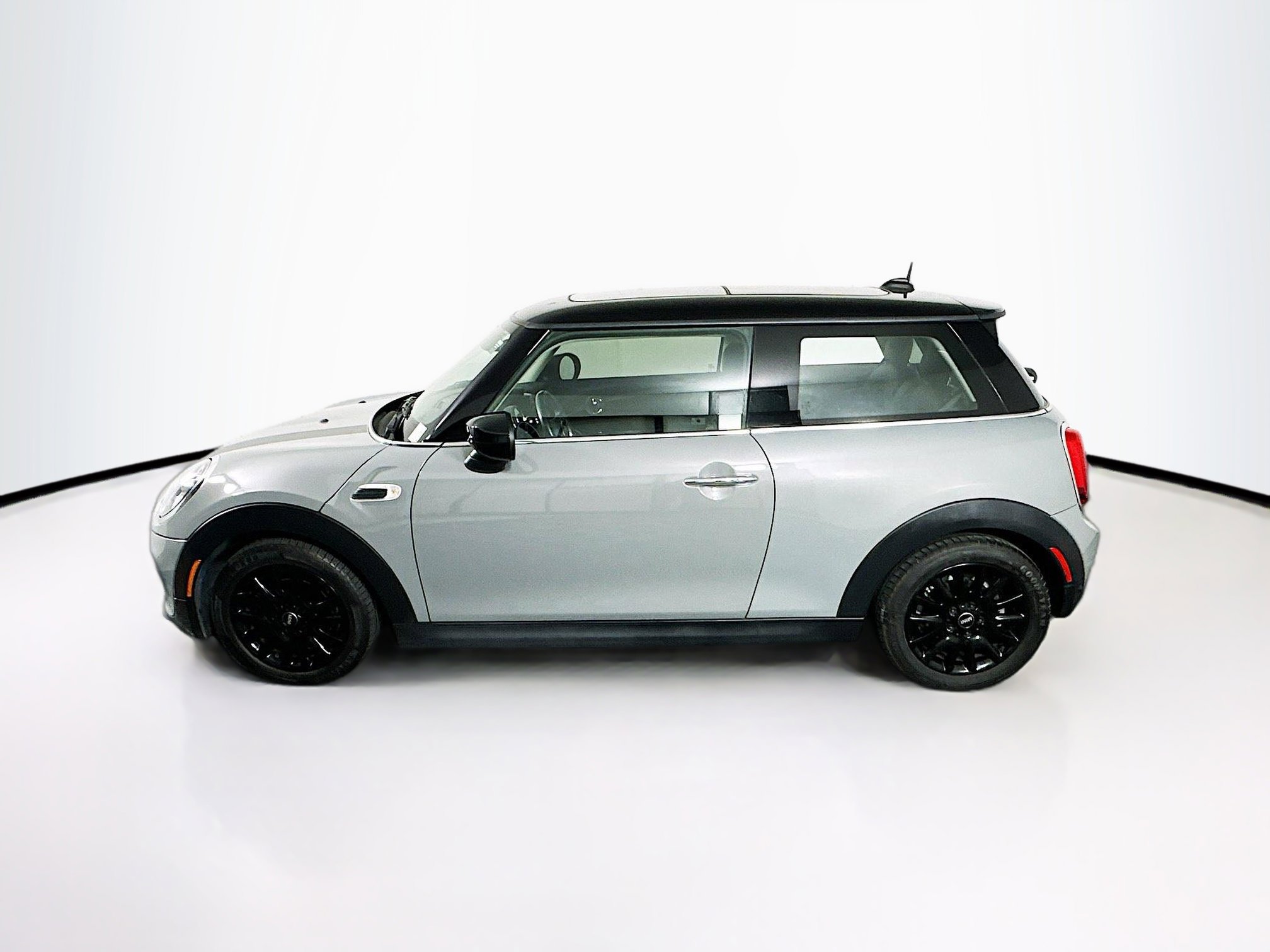 Used 2020 MINI Cooper 2-Door Hardtop image 4
