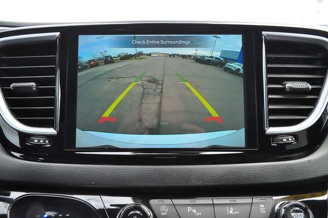 Used 2025 Chrysler Pacifica Limited image 32