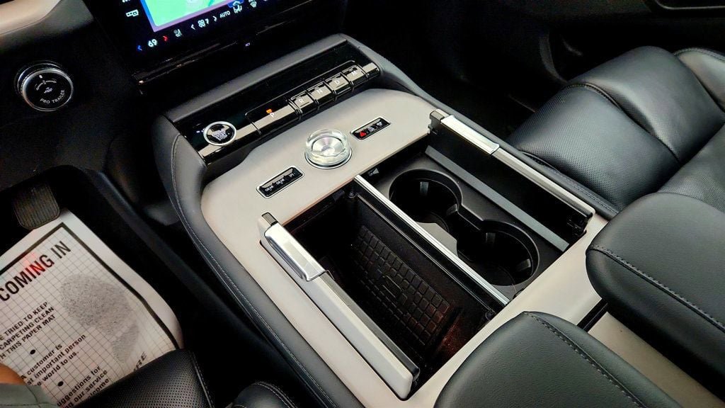 Used 2025 Lincoln Navigator Reserve AWD/4WD image 19