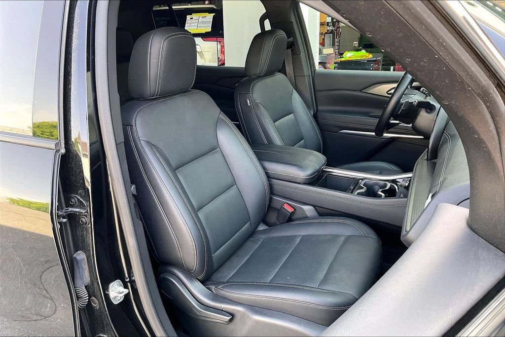Used 2025 Chevrolet Traverse LT FWD image 7