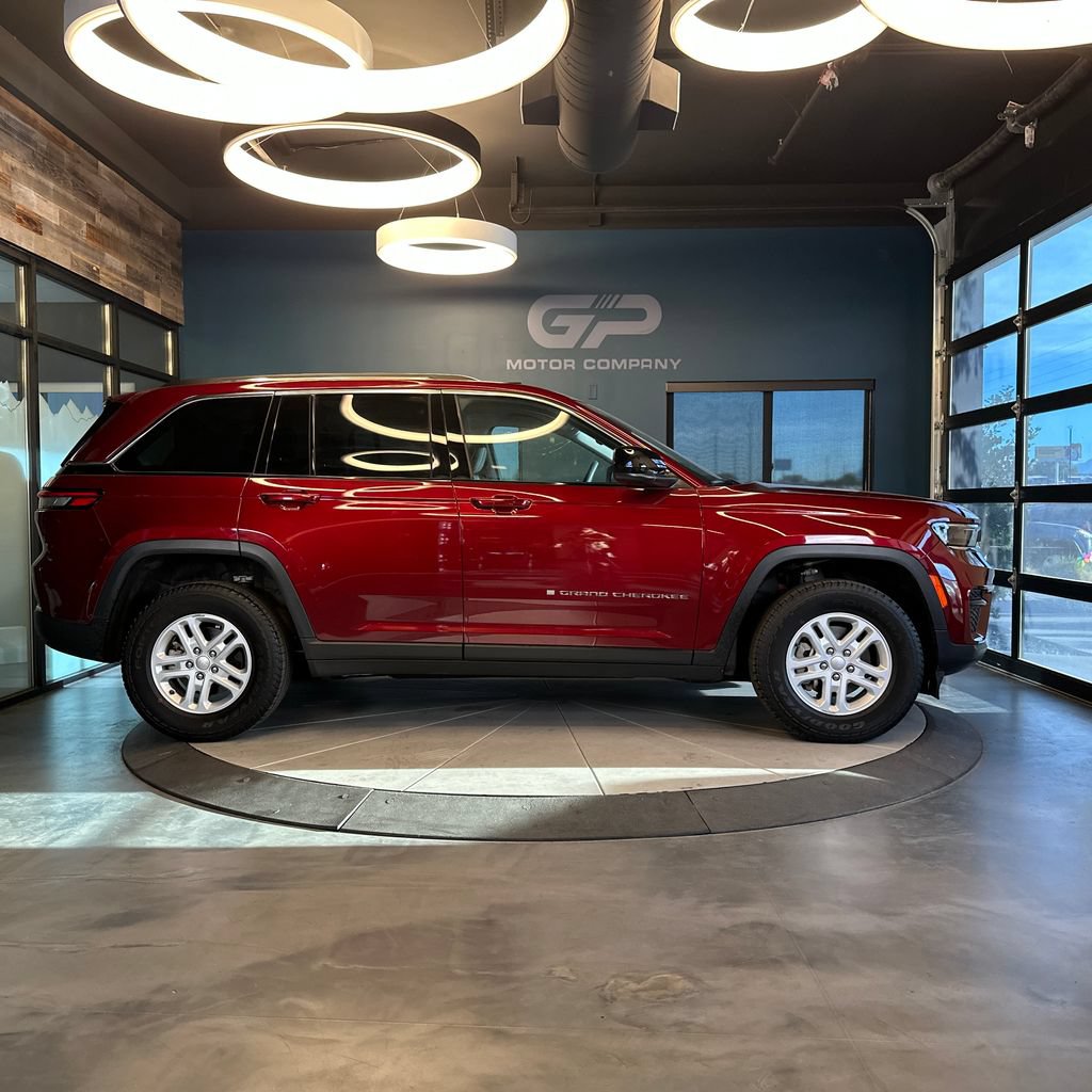 Used 2023 Jeep Grand Cherokee Laredo w/ Luxury Tech Group I AWD/4WD image 2