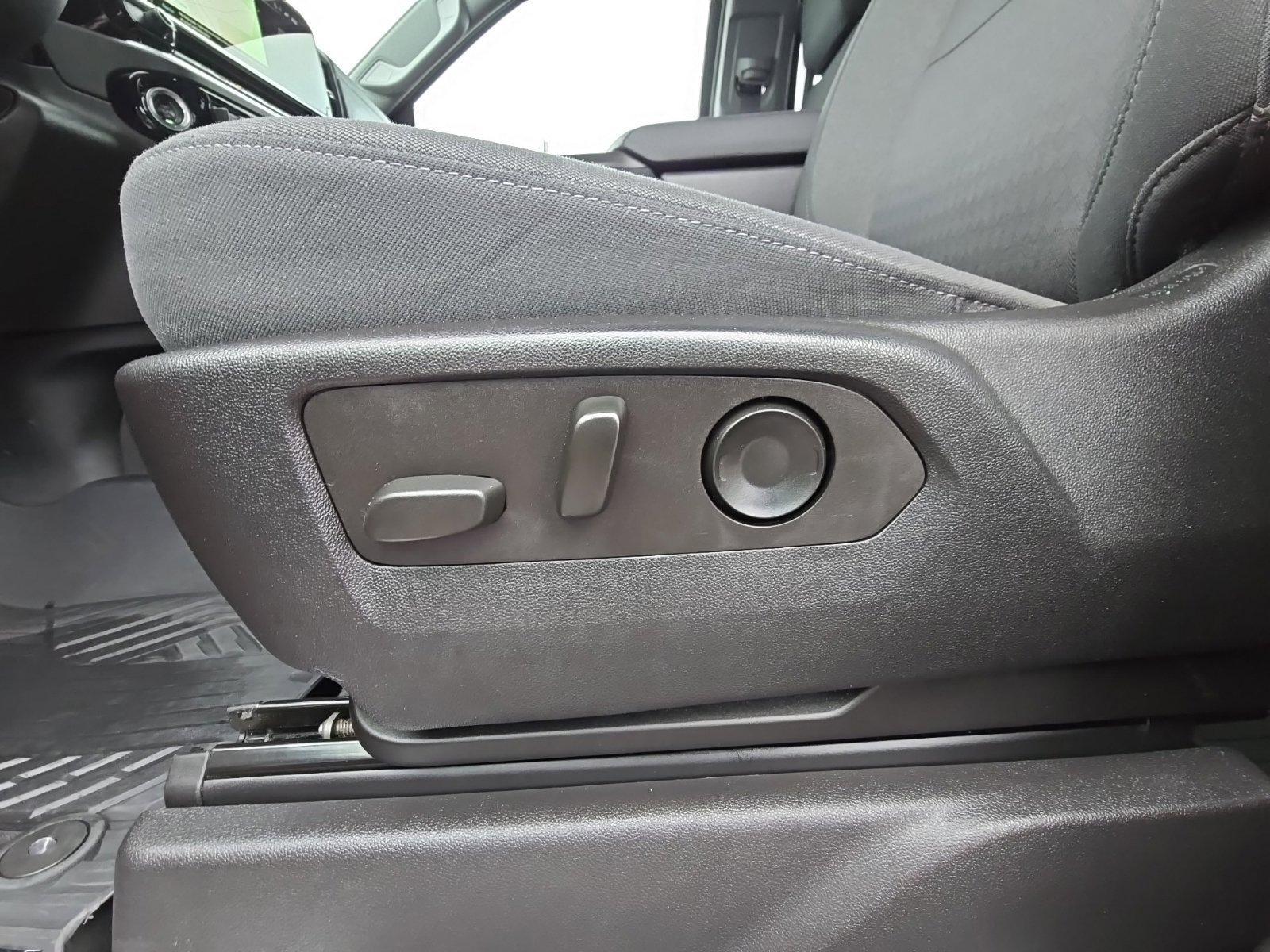 Used 2022 Chevrolet Silverado 1500 LT AWD/4WD image 11